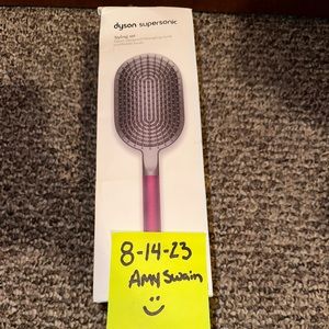 Dyson hair brush and comb set